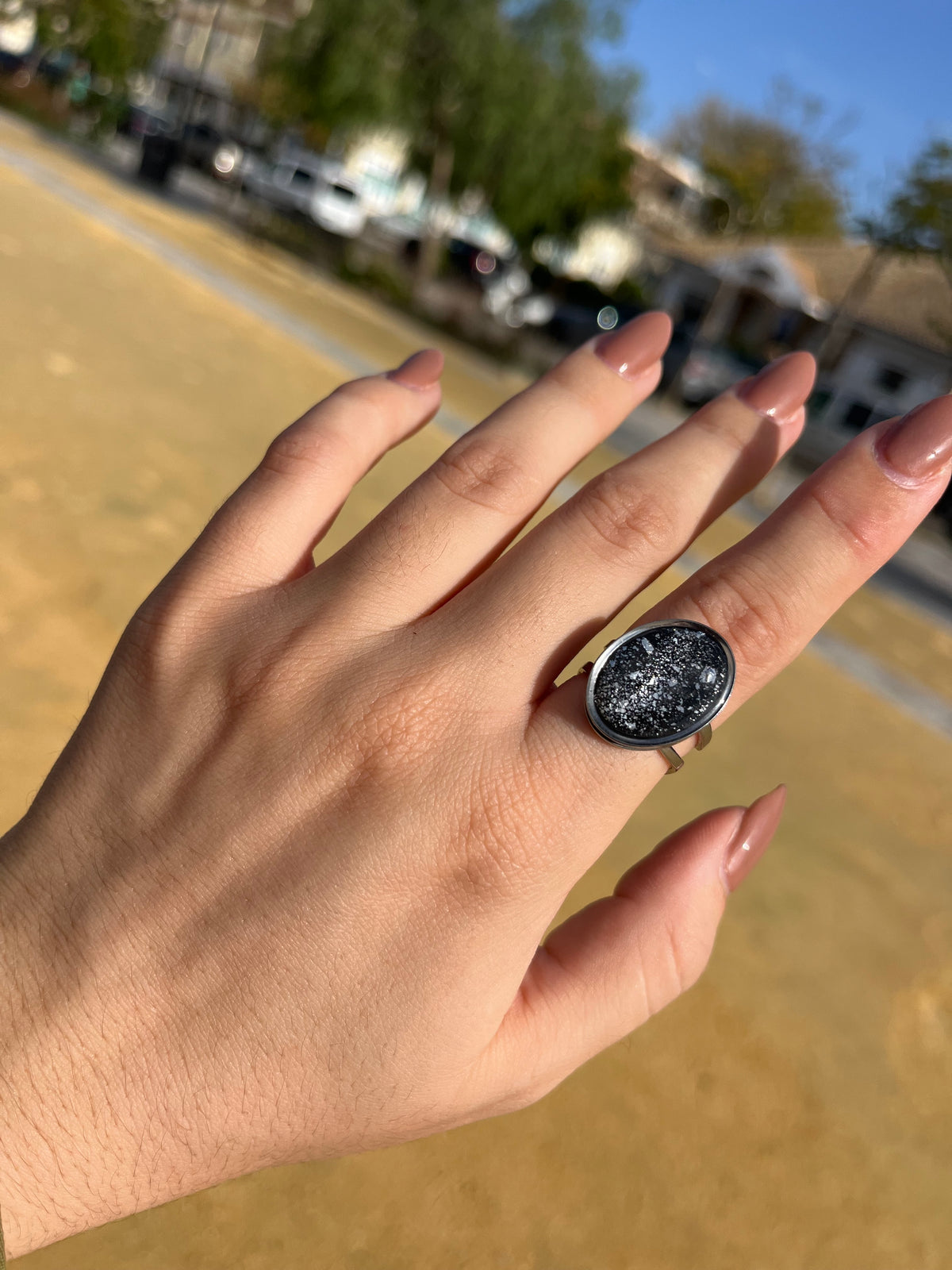 Anillo Syra Plateado Negro Detalles Plateados