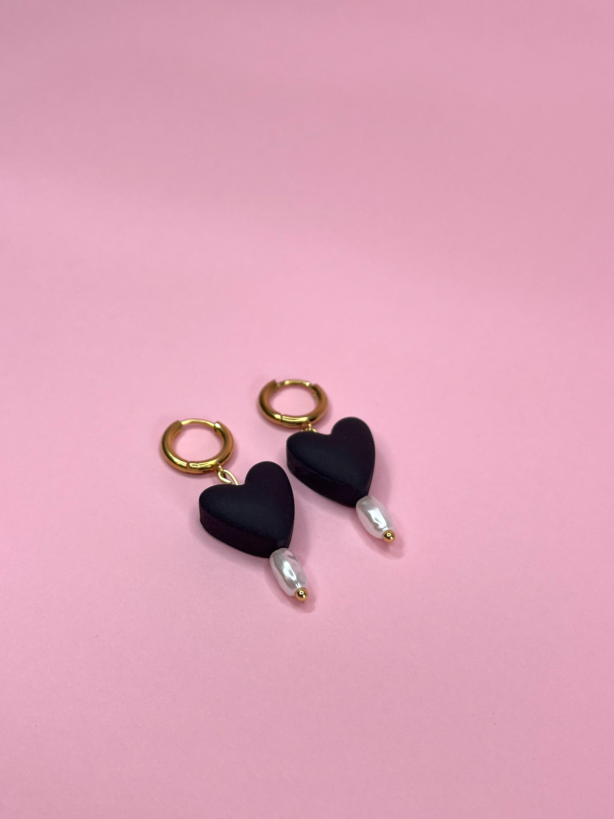 Aritos Dorados San Valentín Negro