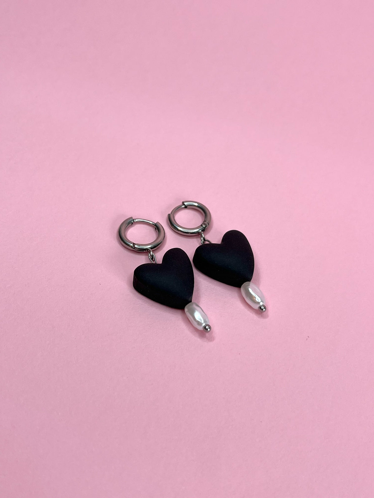 Aritos Plateados San Valentín Negro