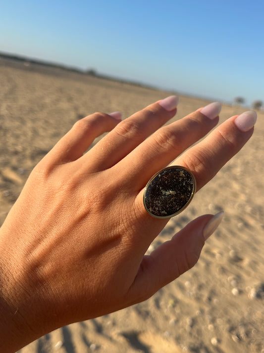 Anillo Maxi Syra Dorado Negro y Dorado