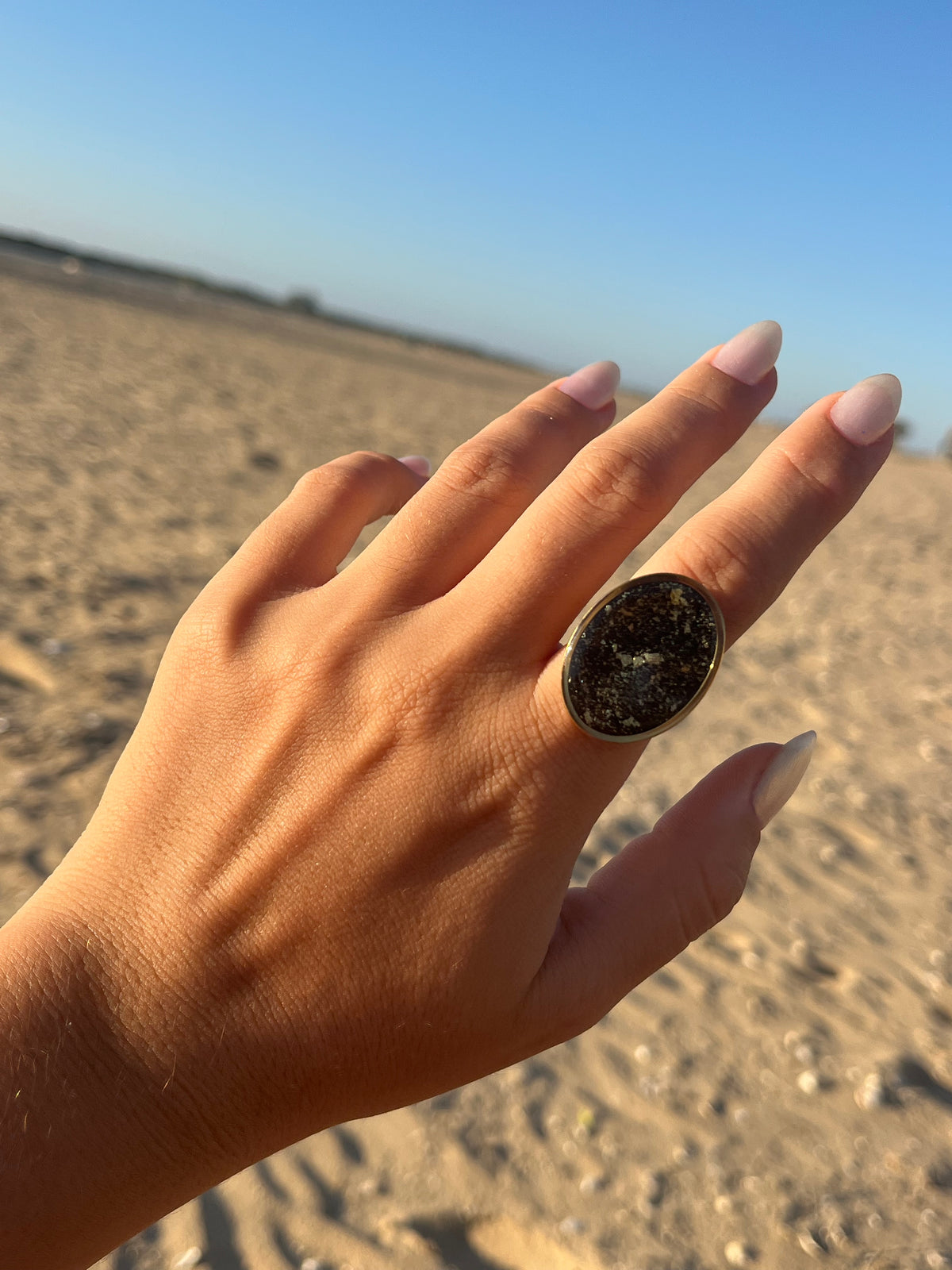 Anillo Maxi Syra Dorado Negro y Dorado